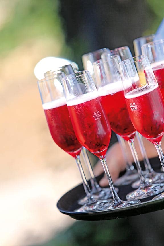 Sekt mit Hibiskusblüten